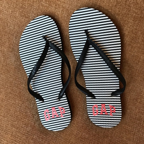 gap black flip flops
